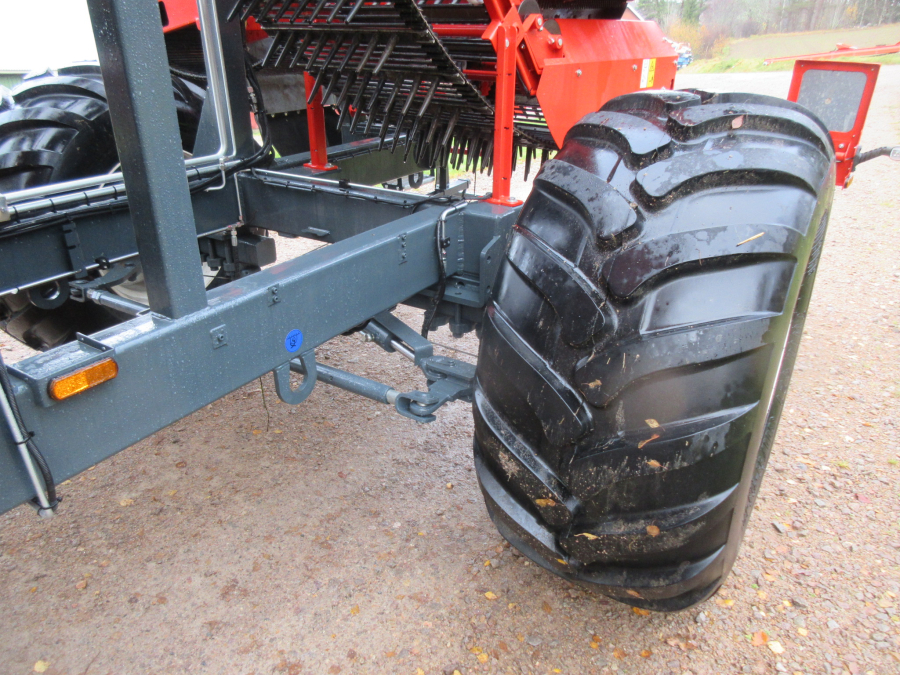 5896 Dewulf GBC carrot harvester with bunker