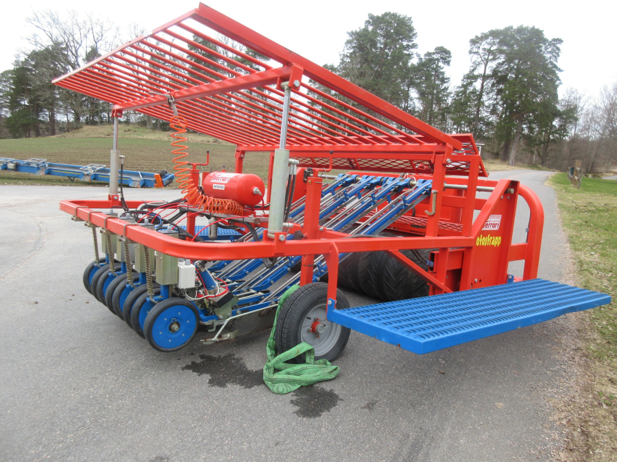 5942 Ferrari Rotostrapp transplanter 4 row