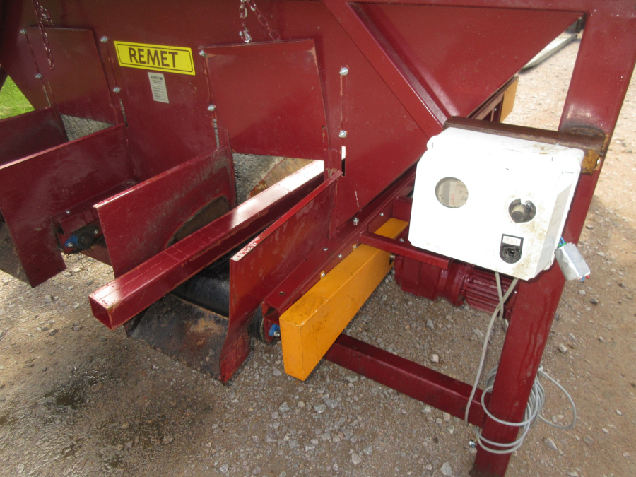 5993 Remet feeding bunker
