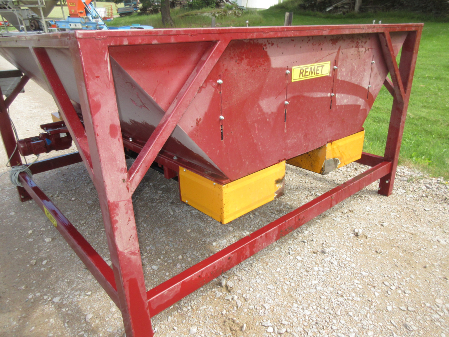 5993 Remet feeding bunker