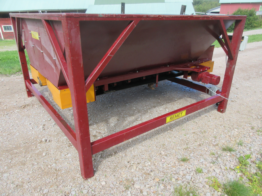 5993 Remet feeding bunker