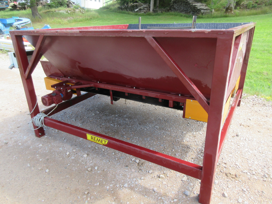 5993 Remet feeding bunker