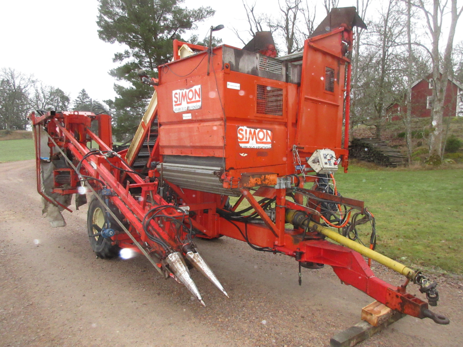 6037 Simon carrot harvester 1 row with bunker