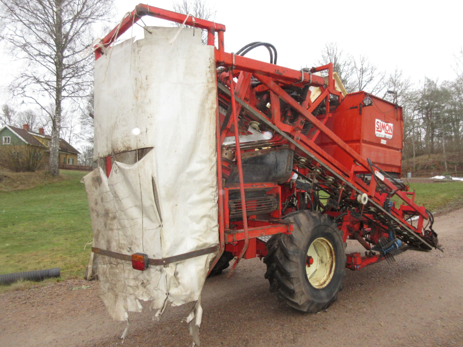 6037 Simon carrot harvester 1 row with bunker