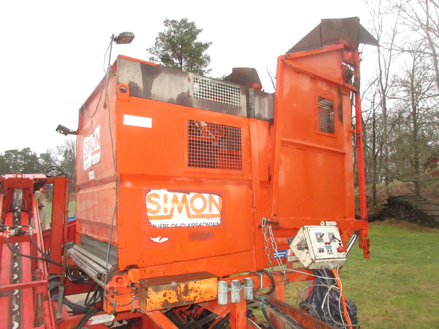 6037 Simon carrot harvester 1 row with bunker