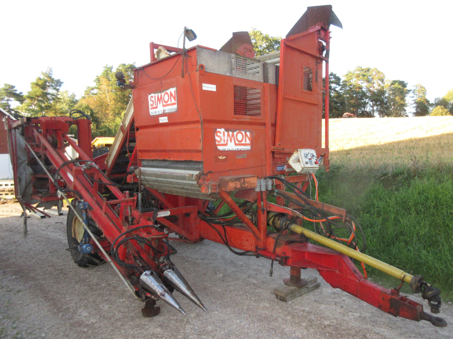 6037 Simon carrot harvester 1 row with bunker