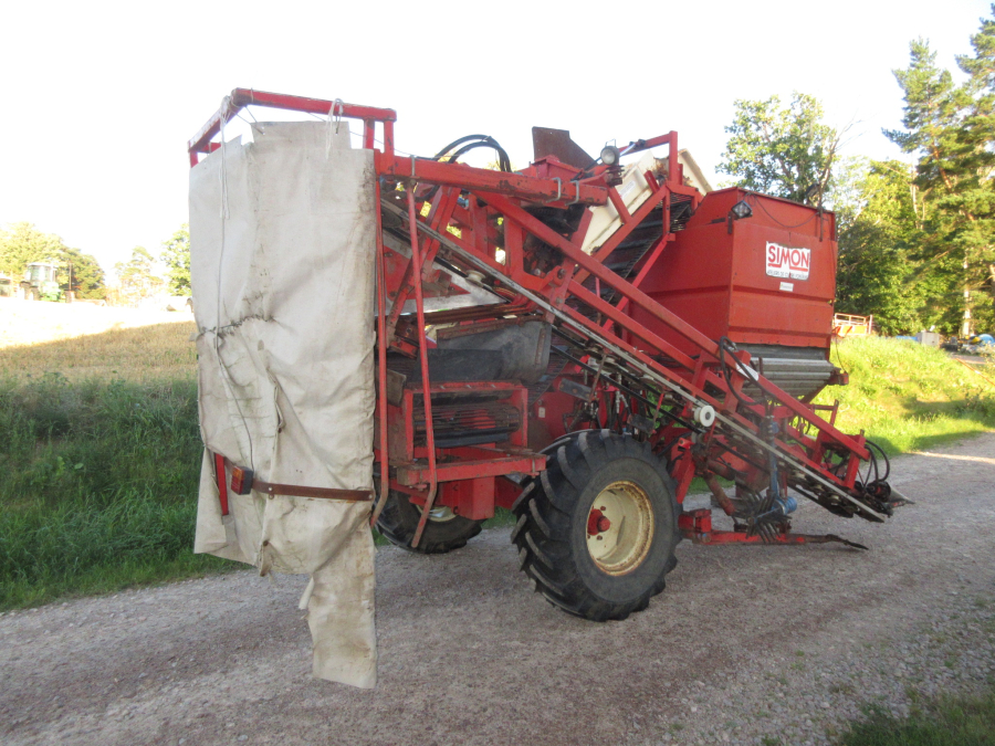 6037 Simon carrot harvester 1 row with bunker