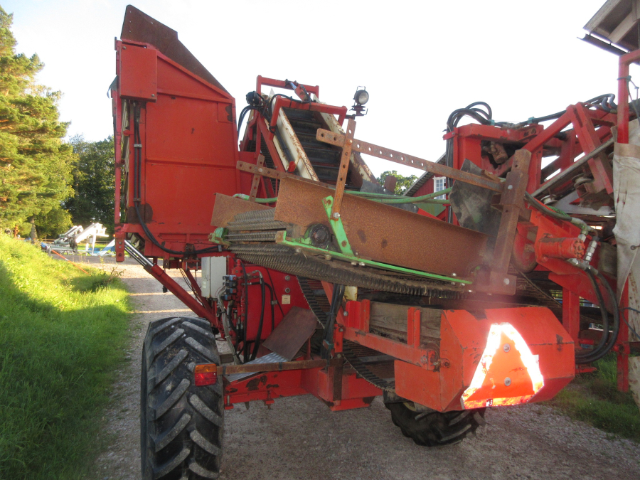 6037 Simon carrot harvester 1 row with bunker