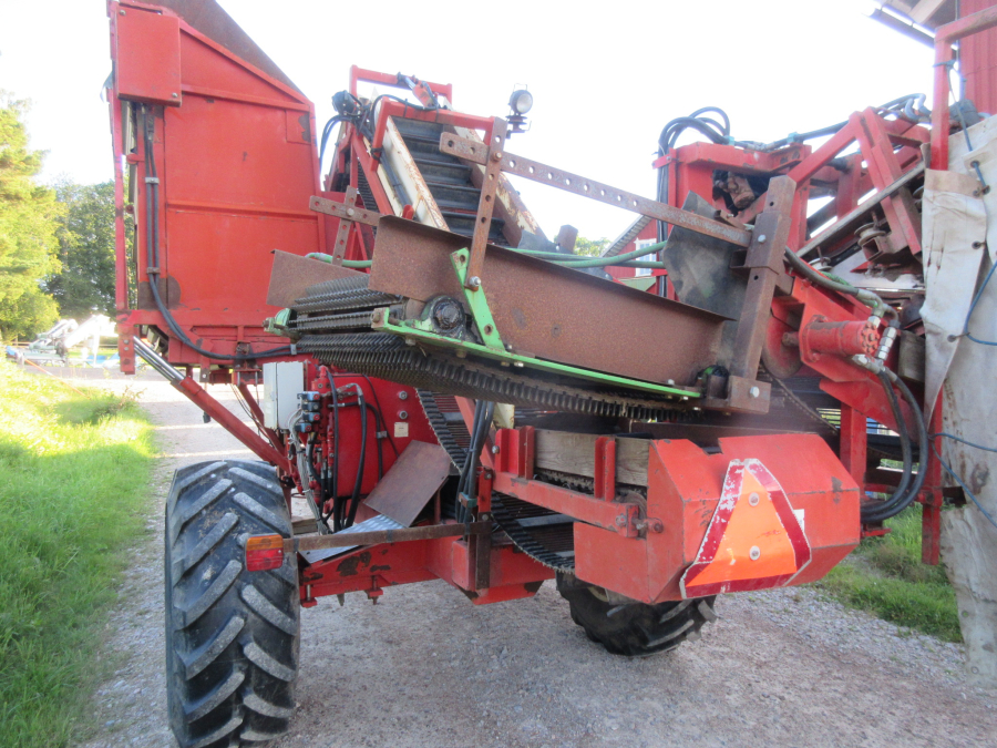 6037 Simon carrot harvester 1 row with bunker