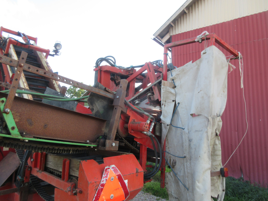 6037 Simon carrot harvester 1 row with bunker