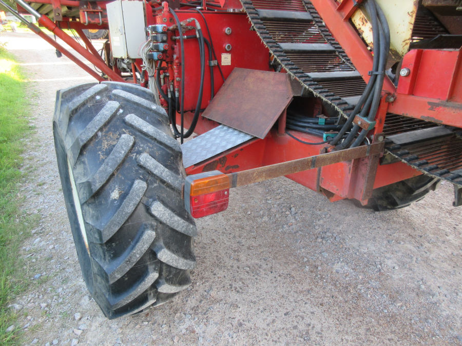 6037 Simon carrot harvester 1 row with bunker