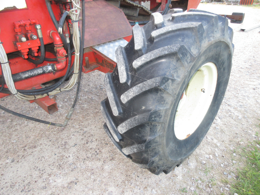 6037 Simon carrot harvester 1 row with bunker