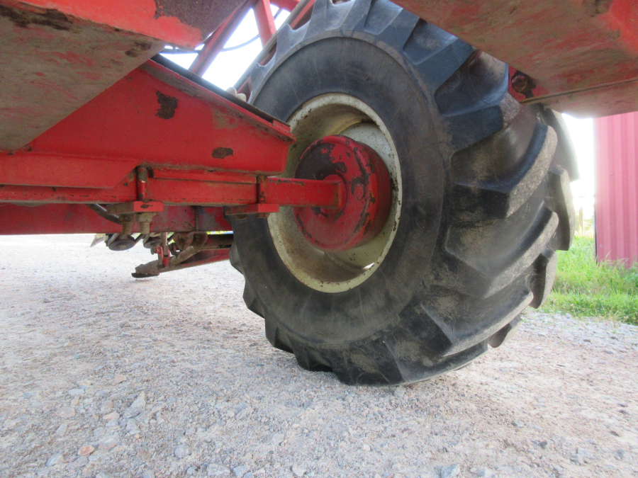 6037 Simon carrot harvester 1 row with bunker