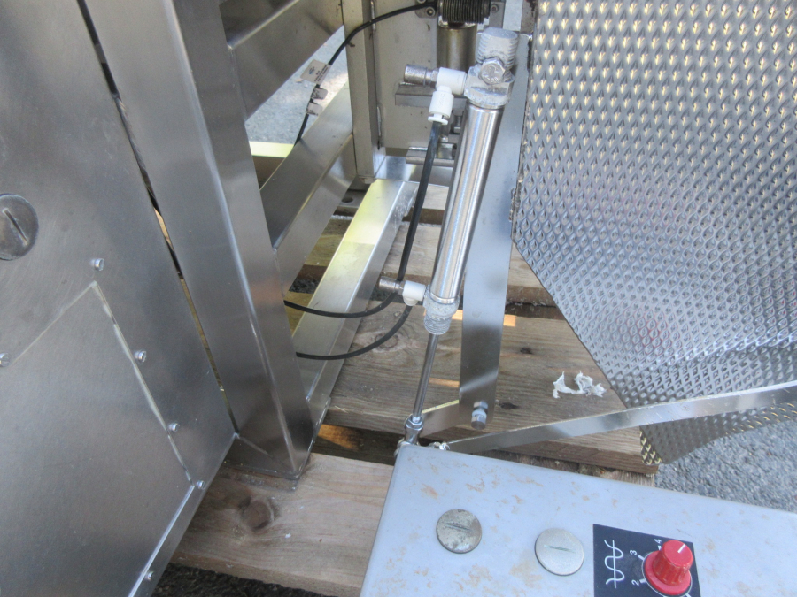 6045 Newtec 1100 R weigher for processed products