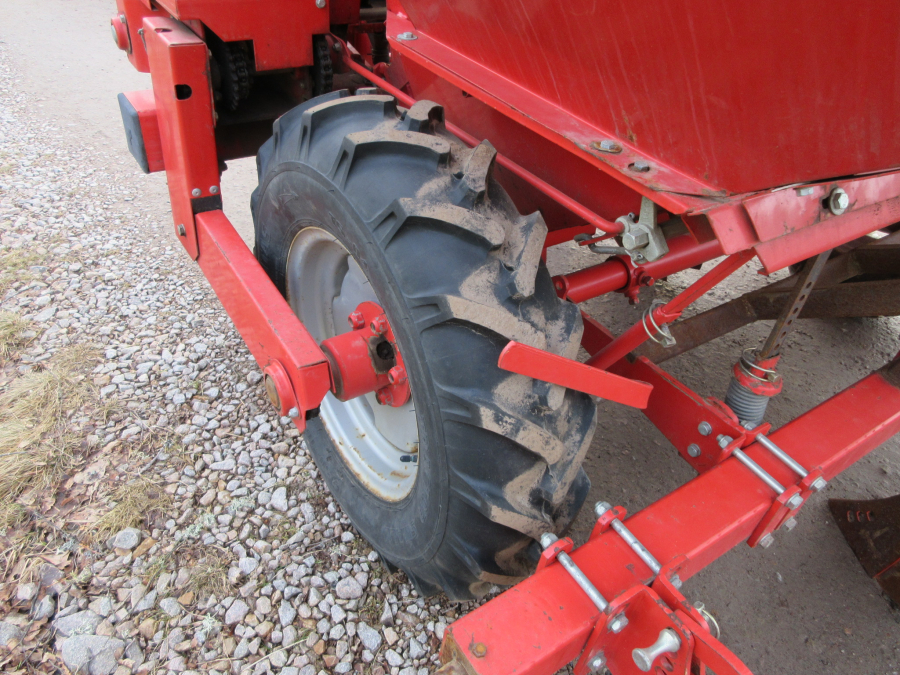 6081 Kverneland Underhaug 3000 potato planter