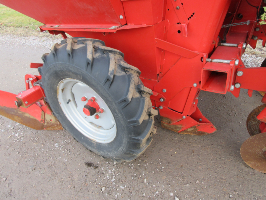 6081 Kverneland Underhaug 3000 potato planter