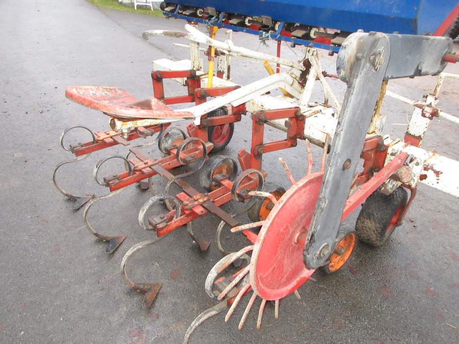 6218 Ugerlose row crop cleaner hoe