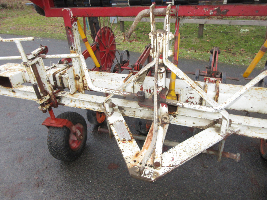 6218 Ugerlose row crop cleaner hoe