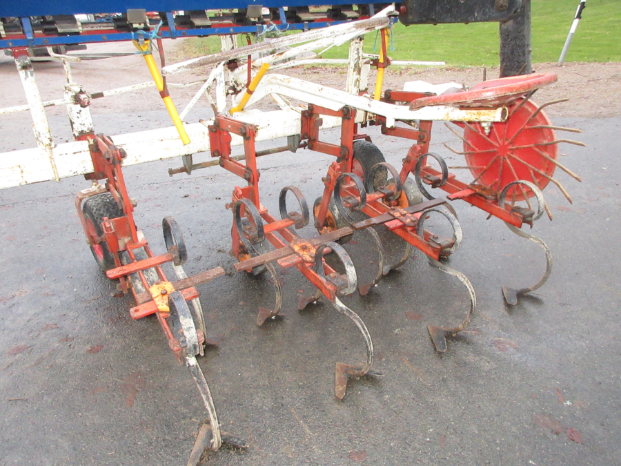 6218 Ugerlose row crop cleaner hoe