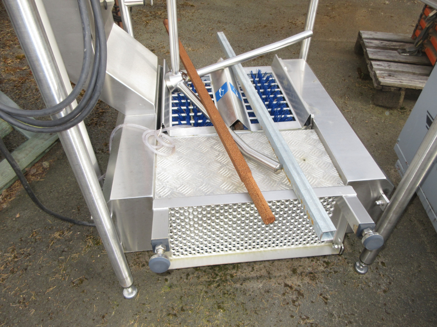 6233 Kohlhoff Walk-Through Sole Cleaning Machine DLSO-SL