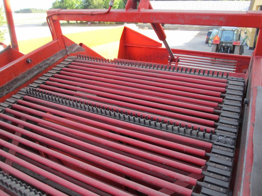 3636 Dewulf RDT superia 2 row potato harvester with bunker