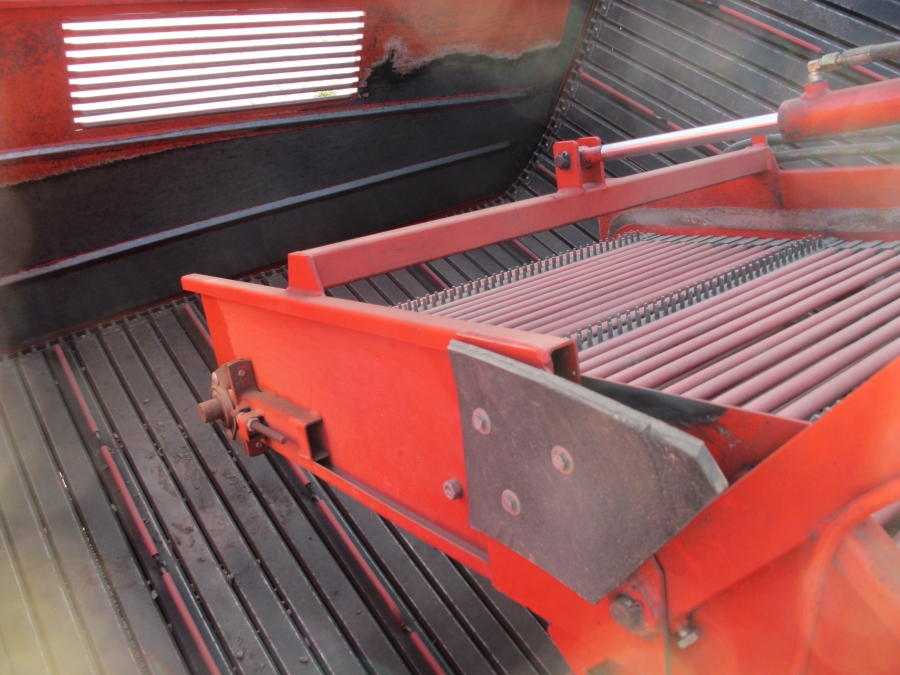 3636 Dewulf RDT superia 2 row potato harvester with bunker