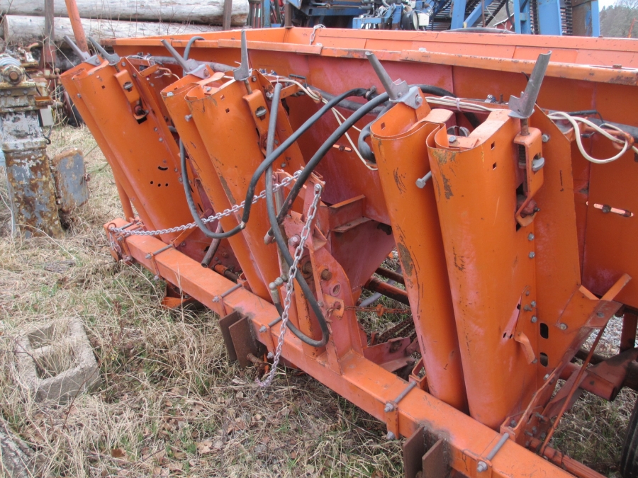 3654 Underhaug 4 row potato planter