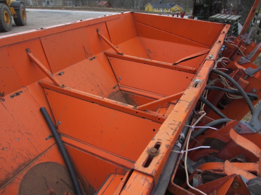 3654 Underhaug 4 row potato planter
