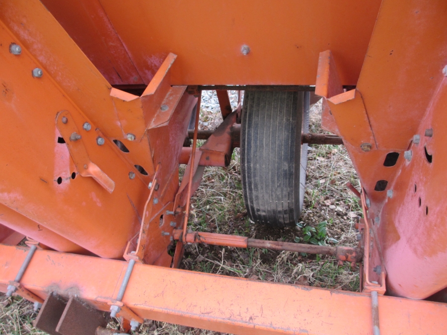 3654 Underhaug 4 row potato planter