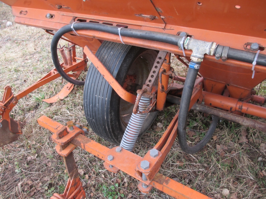3654 Underhaug 4 row potato planter