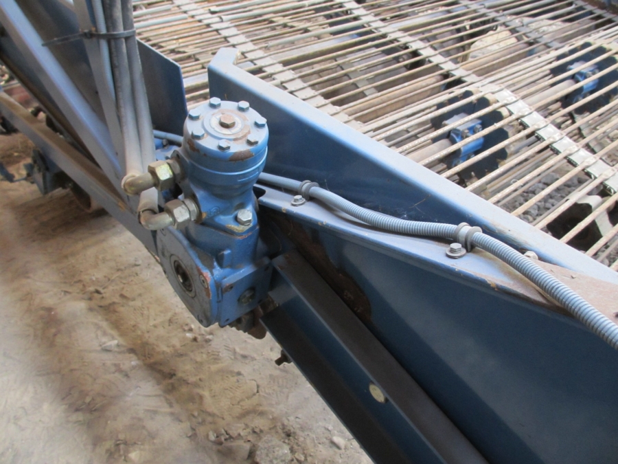 3713 Asa-Lift onion windrower