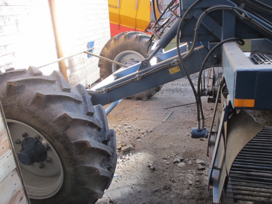 3713 Asa-Lift onion windrower