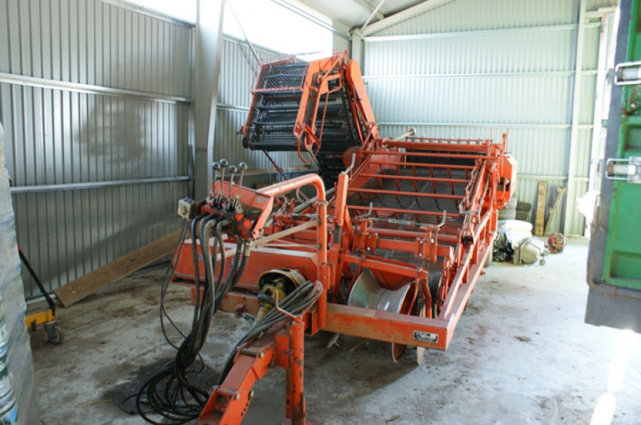 3744 Amac potato harvester / onion loader