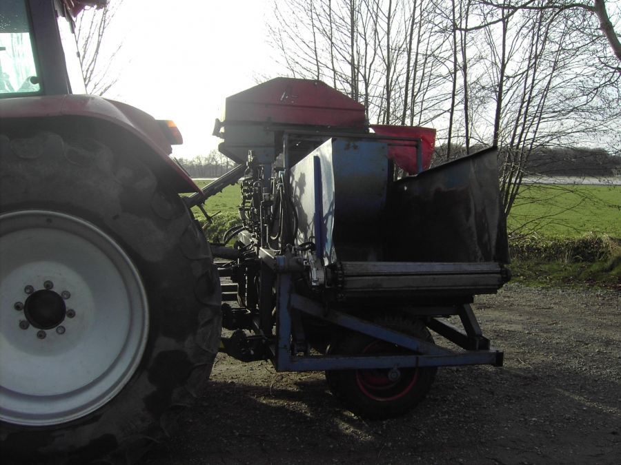 3766 Asa-Lift T-10B Möhrenroder mit bunker Dreipunkt