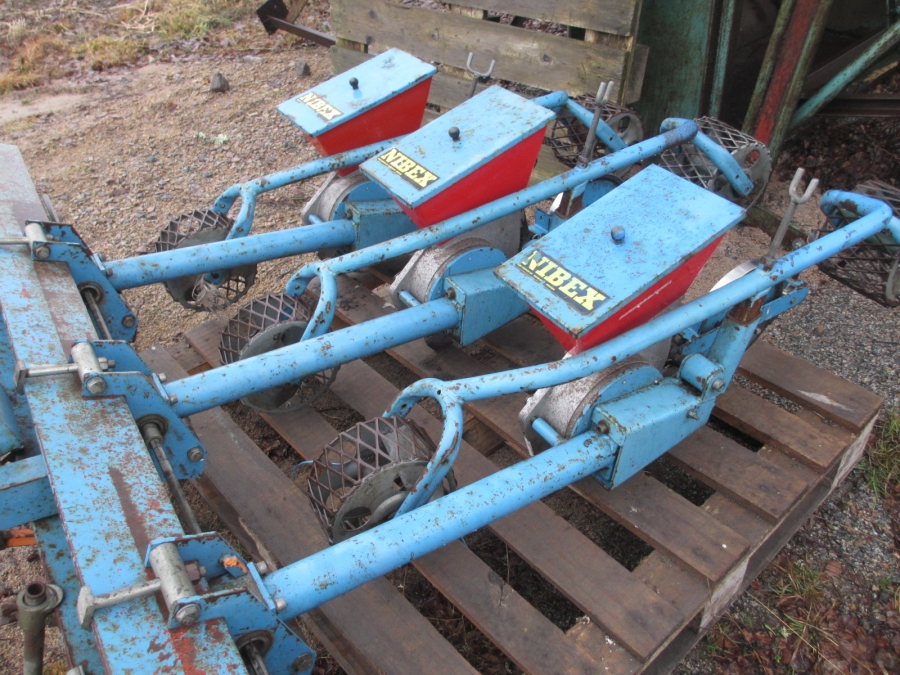 3798 Nibex 300 seeding machine 3 row