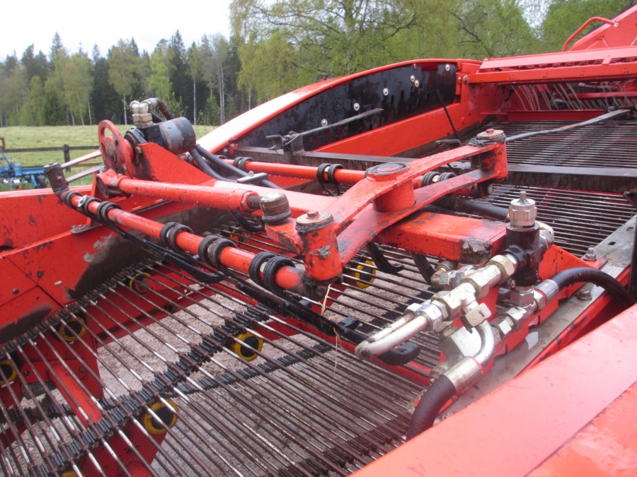 3836 Grimme GZ1700 potato harvester with elevator