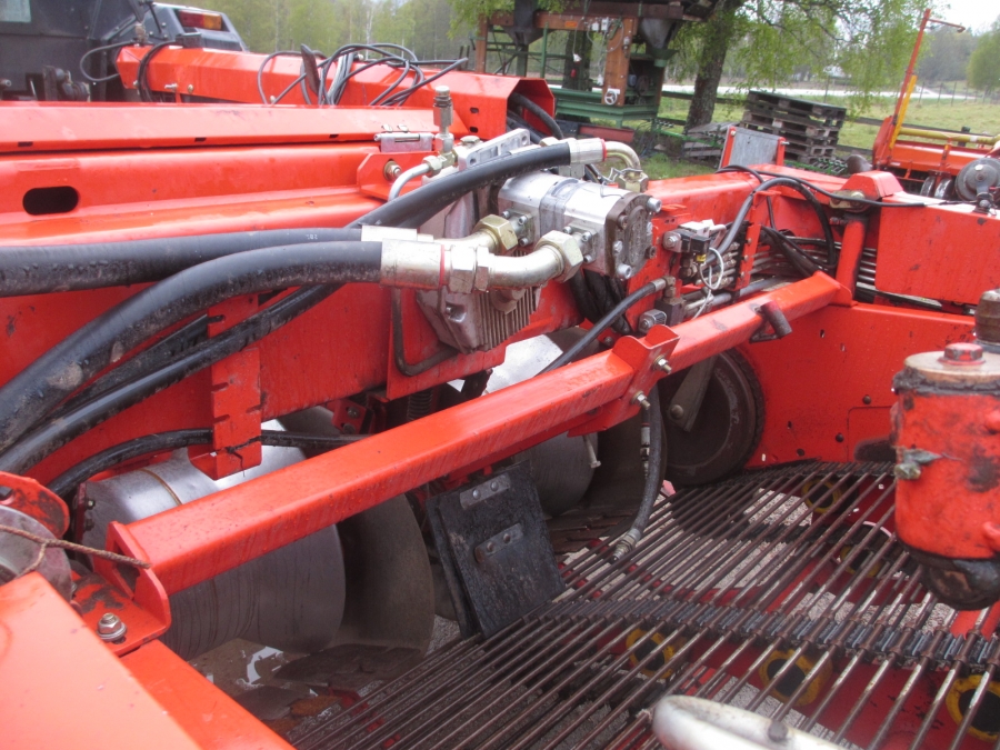 3836 Grimme GZ1700 potato harvester with elevator