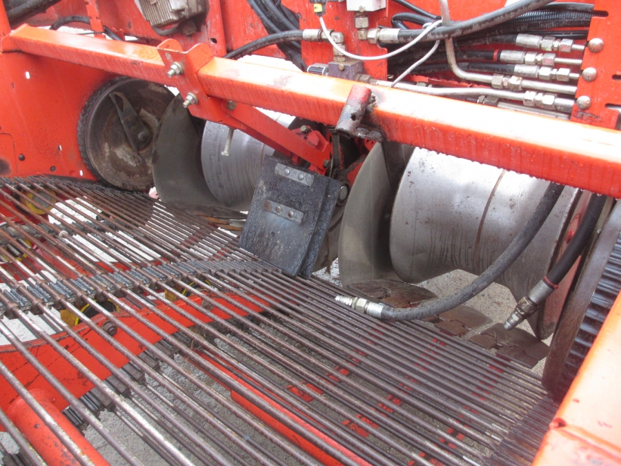 3836 Grimme GZ1700 potato harvester with elevator
