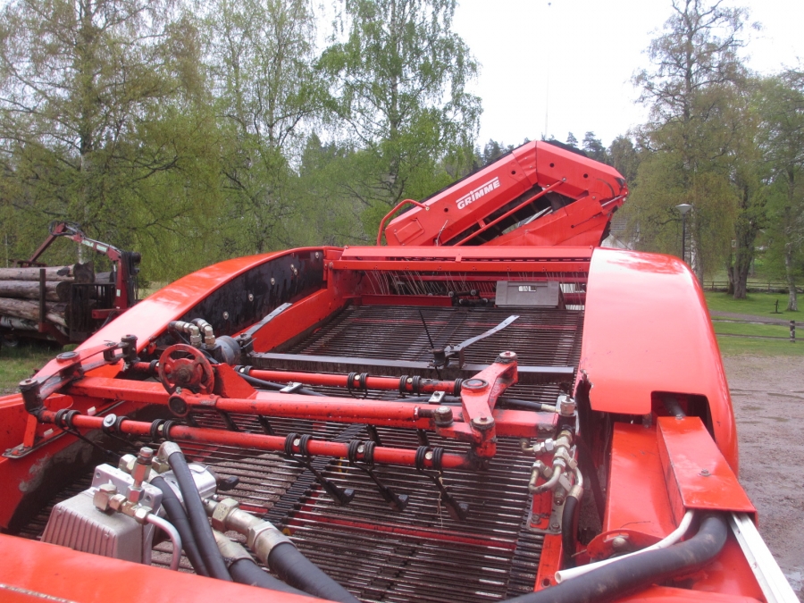 3836 Grimme GZ1700 potato harvester with elevator