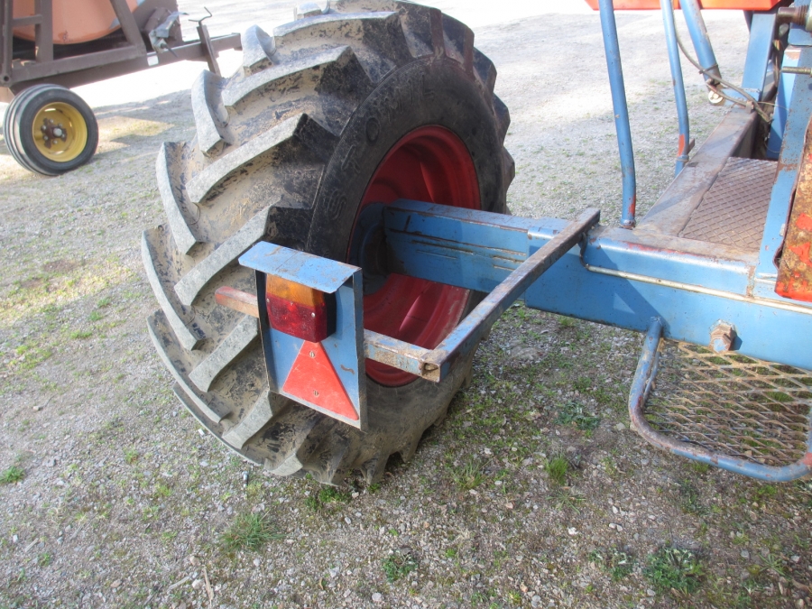3842 Asa-Lift carrot harvester T-100B with bunker