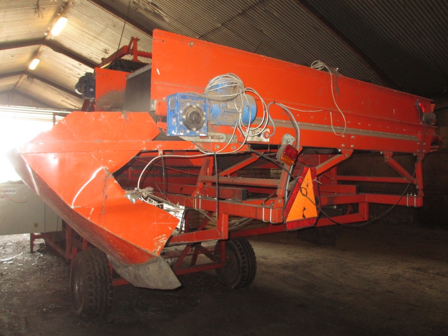 3867 EKKO receiving hopper with roller cleaner and 1200 mm screen grader