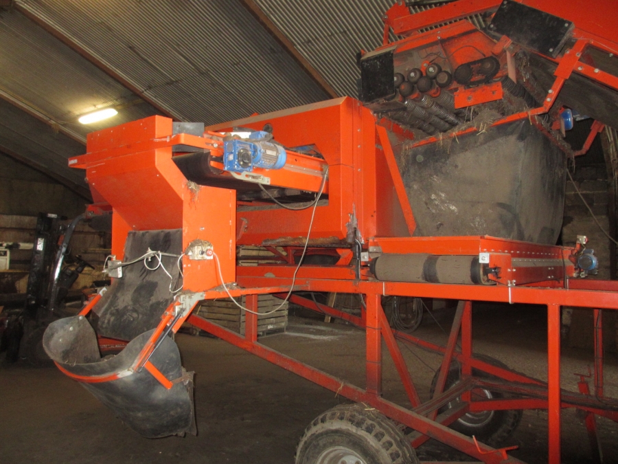 3867 EKKO receiving hopper with roller cleaner and 1200 mm screen grader