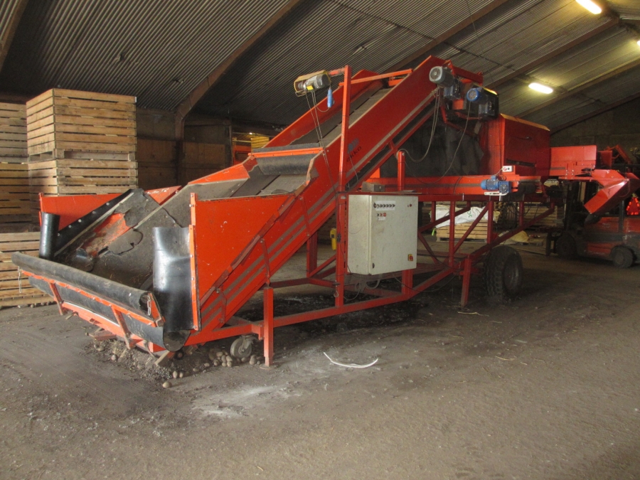 3867 EKKO receiving hopper with roller cleaner and 1200 mm screen grader