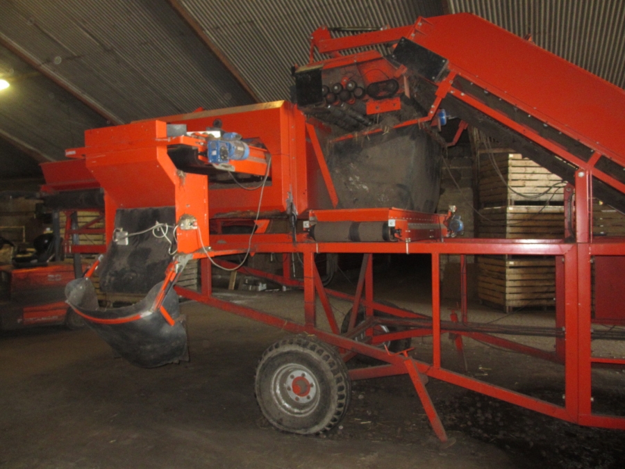 3867 EKKO receiving hopper with roller cleaner and 1200 mm screen grader