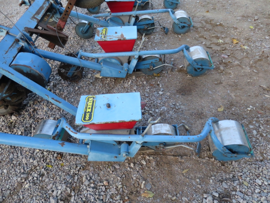 3889 Nibex 300 4 row precision seeder