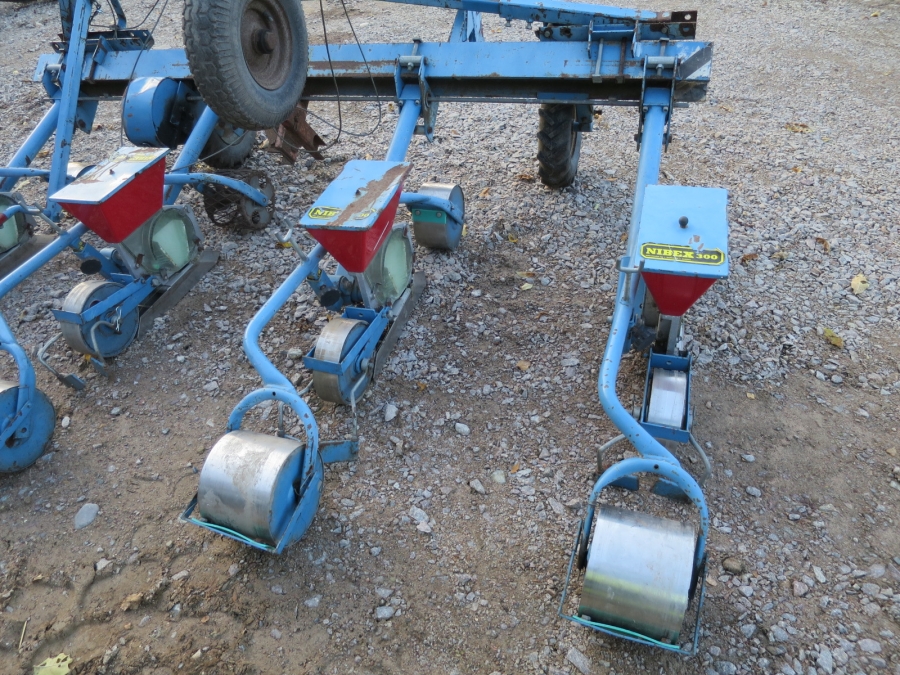 3889 Nibex 300 4 row precision seeder