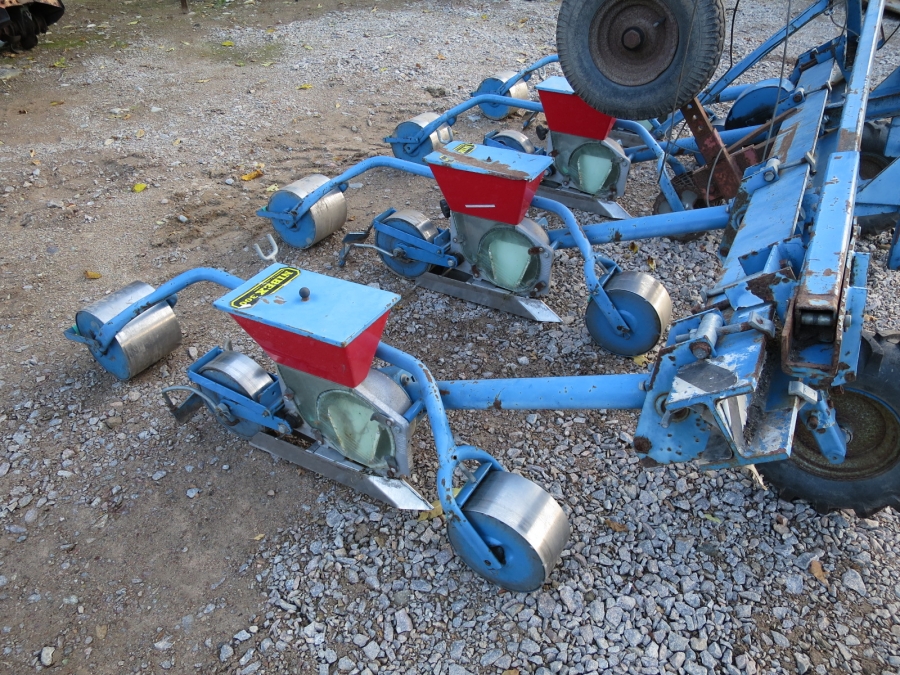 3889 Nibex 300 4 row precision seeder