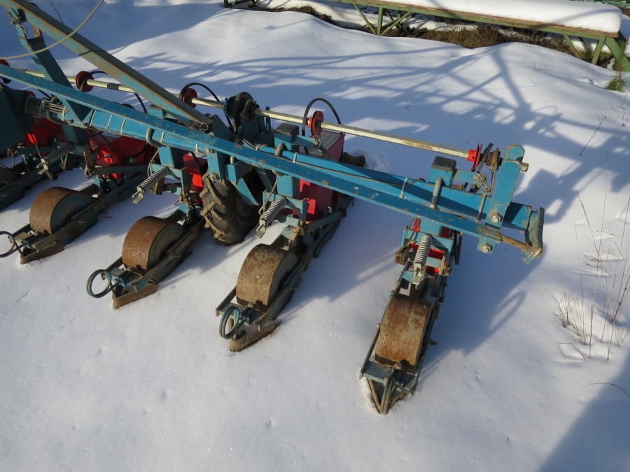 4021 Stanhay precision seeder 9 row S870