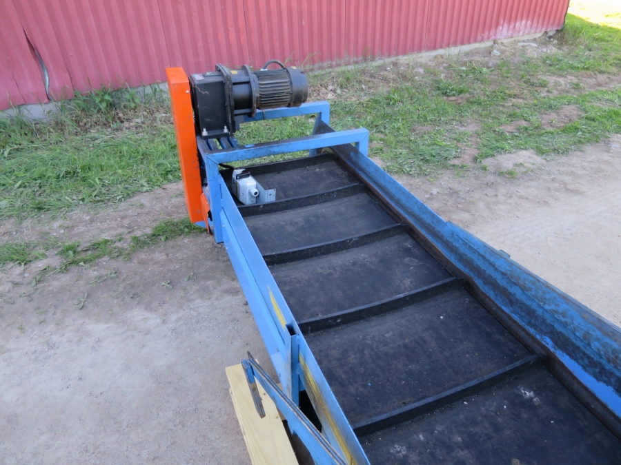 4081 EMVE feeding conveyor with small hopper